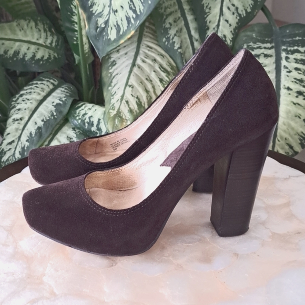 Timeless Michael Kors beautiful dark brown suede shoes.Size 6.5. Used.